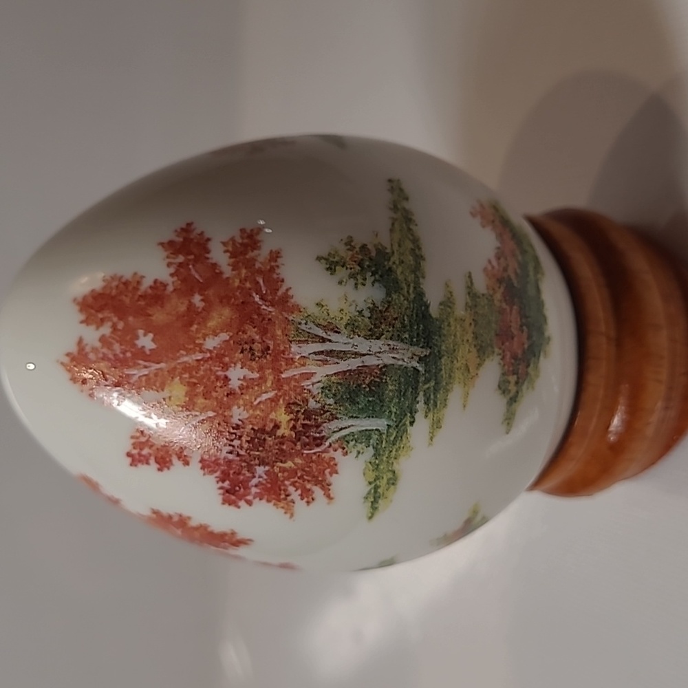Vintage Princeton gallery 1993 porcelain egg Unicorn w/ wood stand - Picture 3 of 4